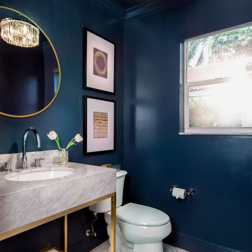 Gam màu xanh cổ vịt đậm được áp dụng cho thiết kế nội thất phòng tắm. Nguồn: Nicole White